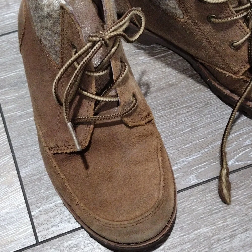 UGG kids brown suede and shearling foot bed ankle boots. Size 3